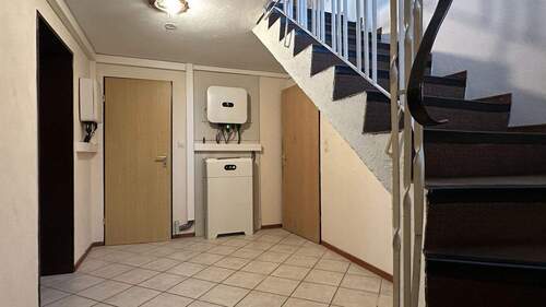  Flur im Keller mit Speicher für PV Anlage - 