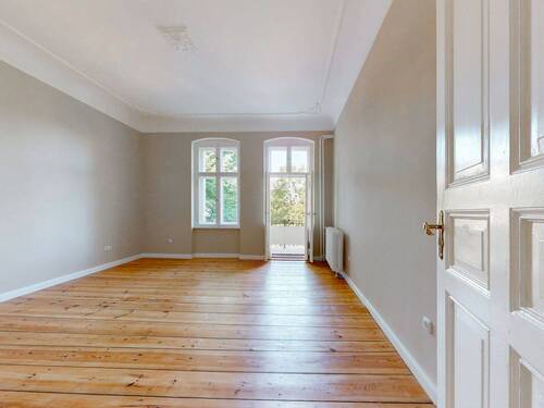 Titelbild - Erstbezug nach Modernisierung: Bezugsfreie 5-Zimmer-Altbauwohnung mit Balkon