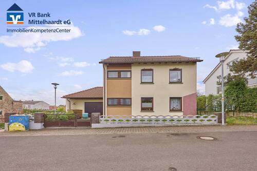 Hausansicht - Einfamilienhaus mit eigener Betriebsfläche und schönem Garten in ruhiger Lage von Wachenheim!