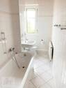 Tageslichtbad mit Wanne, WC und Waschtisch - 