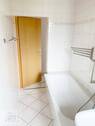 Tageslichtbad mit Wanne, WC und Waschtisch mit Blick Richtung Flurbereich - 