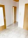 Flurbereich mit Blick Richtung Küche und Tageslichtbad - 