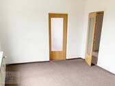 Wohnzimmer mit Blick Richtung Schlafzimmer und Flurbereich - 