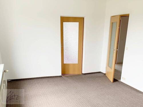 Wohnzimmer mit Blick Richtung Schlafzimmer und Flurbereich - 