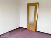 Schlafzimmer mit Blick Richtung Wohnzimmer - 