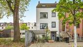 Außenansicht 3 - Viel Raum für Ideen: Charmantes Endhaus mit Garten, Balkonen und Sauna