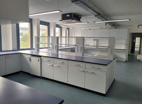 Bild 1 - Möblierte Laborflächen in Seenähe