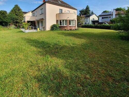 Grundstück mit Blick auf Nachbarhaus - Imponierendes Baugrundstück in gewachsenener,sonniger Lage
