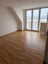 Wohnzimmer Ausgang zum Balkon - Etagenwohnung mit 66,00 m&sup2; in Aschersleben zur Miete