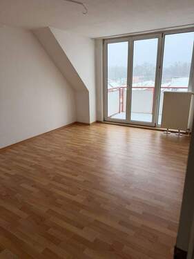 Wohnzimmer Ausgang zum Balkon - Etagenwohnung mit 66,00 m&sup2; in Aschersleben zur Miete