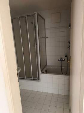 Bad mit Wanne und Dusche - 