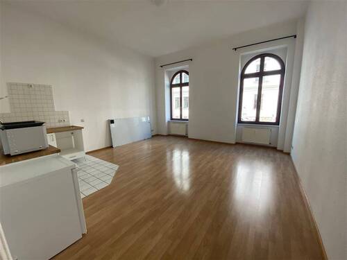 helles Wohnzimmer mit amerik. Küche - 2 Zimmer Etagenwohnung in Leipzig