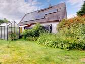 Titelbild - Grünes Wohnen in Lichtenrade: Ruhiges Haus mit offener Wohnküche und Garten