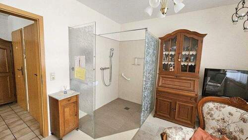 Gastzimmer mit Dusche und Waschbecken - 