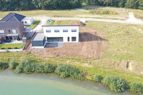 Rückansicht - Ebenerdiger hochwertiger Pultdach-Bungalow in einzigartiger Lage mit direktem Seeblick!