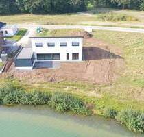 Ebenerdiger hochwertiger Pultdach-Bungalow in einzigartiger Lage mit direktem Seeblick! - Herzlake