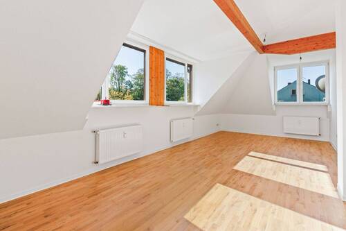 Wohn-Esszimmer.jpg - Charmante, frisch renovierte Dachgeschosswohnung mit Badewanne