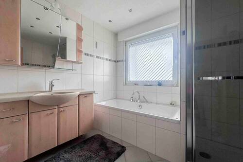 Badezimmer mit Dusche und Wanne - 