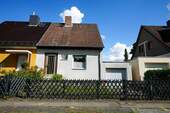 Hausansicht Straßenseite - Wittenau: Erbpachtgrundstück mit Doppelhaushälfte in ruhiger Siedlungslage