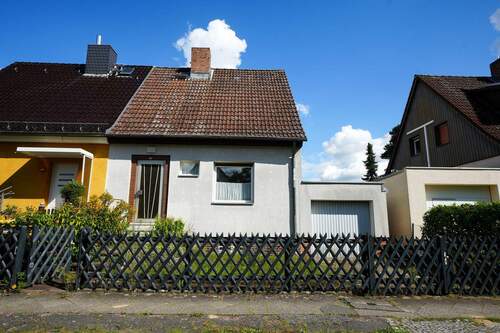 Hausansicht Straßenseite - Wittenau: Erbpachtgrundstück mit Doppelhaushälfte in ruhiger Siedlungslage