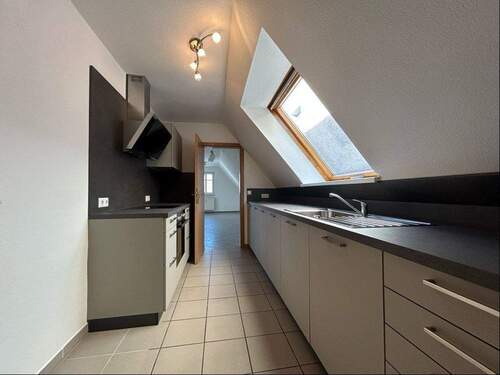 Küche - Blick ins Wohnzimmer - 4 Zimmer Etagenwohnung in Herrieden