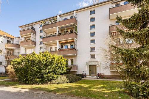Hausansicht - Freie 2-Zimmer-Hochparterrewohnung nahe U-Bhf. Alt-Mariendorf