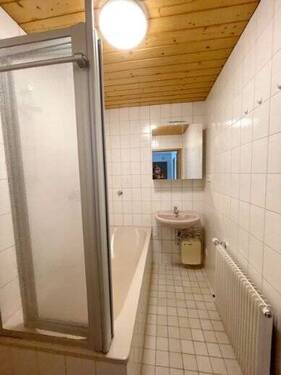Bad mit Badewanne - 