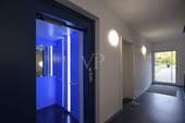 Hauseingang mit Fahrstuhl - 