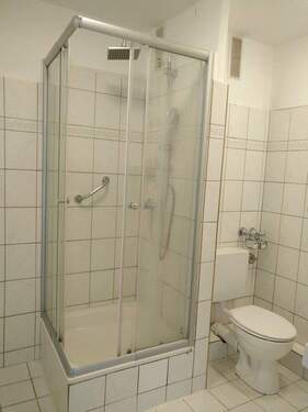 Bad mit Dusche - 
