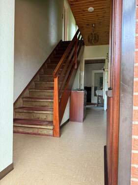 Flur und Holztreppe - 