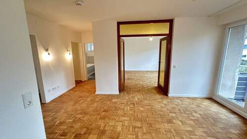 Offenes Esszimmer / Flur - Helle und sanierte 3-Zimmer-Wohnung mit Süd-Balkon & Einbauküche