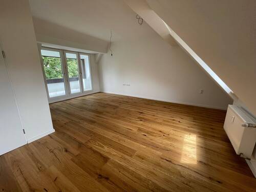 Wohnzimmer - 3-4 Zimmer Dachgeschoss Wohnung in Ortskern-Lage Grünwald