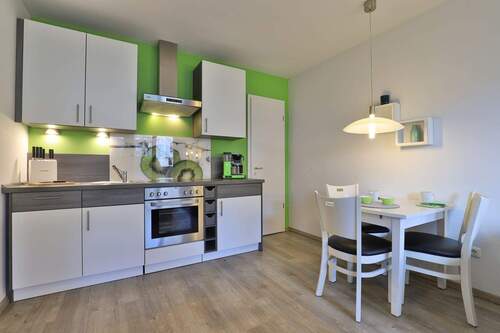 Essbereich mit moderner Einbauküche - 