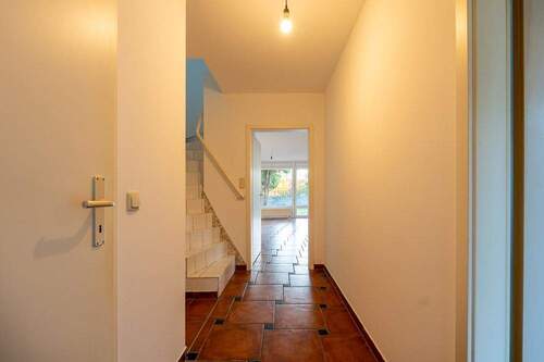 Flur unten - 4 Zimmer Reihenendhaus in Lüneburg