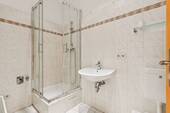 Bad mit Dusche - 