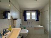 Tageslichtbad im Dachgeschoss mit Badewanne und Dusche - 