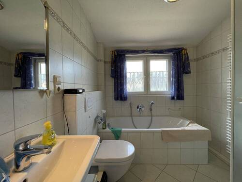 Tageslichtbad im Dachgeschoss mit Badewanne und Dusche - 