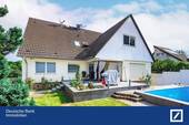 Gartenansicht mit Pool - Außergewöhnliches Zweifamilienhaus im begehrten 'Klein-Venedig' von Spandau zu verkaufen!