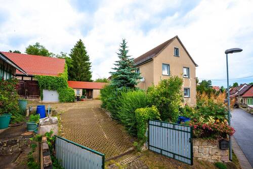 Hofeinfahrt - Bezugsfreies Einfamilienhaus mit Nebengelass