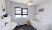Modernes Tageslichtbad mit Badewanne und Dusche - 