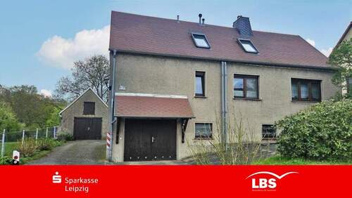 Westansicht - Ruheoase auf großem Grundstück.