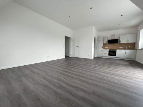 Wohnzimmer - Moderne, schöne und helle 3-Zimmer-Maisonette-Whg mit EBK und Balkon