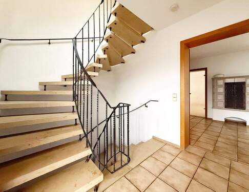 Hauseingang / Treppenhaus - Einfamilienhaus mit 184,00 m&sup2; in Tuttlingen zur Miete