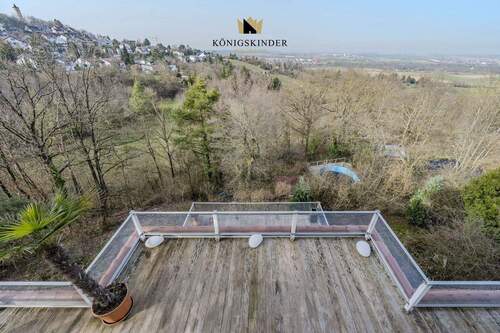 Blick aus dem OG auf Terrasse 1 und Terrasse 2 und den Pool - 