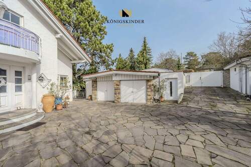 Repräsentativer Vorplatz mit 2 Garagen, Carport & Geräteschuppen und Sichtschutz durch das ca. 1,90 m hohe Eingangstor - 