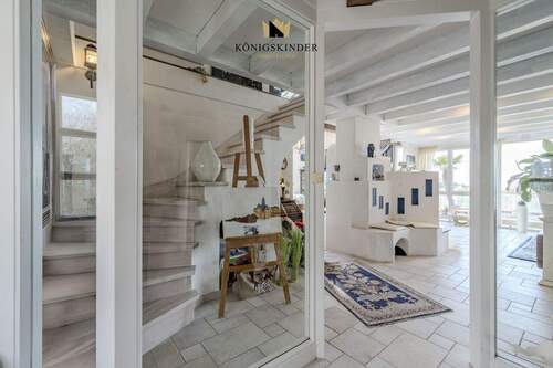 Heller Eingangsbereich mit viel Glas und Licht - 1 Zimmer Einfamilienhaus in Gerlingen