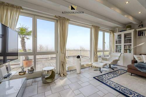 Offener Wohnbereich mit Zugang zur großen Terrasse - 