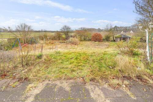 mit exklusivem Feldblick und ansprechender Gartenfläche - 