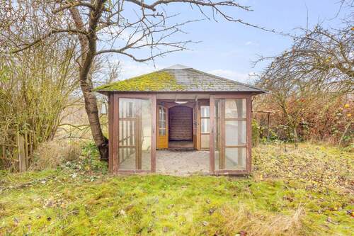 und niedlichem Pavillon im eigenen Garten - 