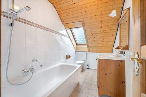 Wannenbad mit angenehmem Tageslicht - 